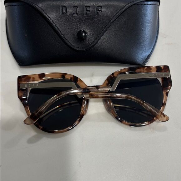 DIFF Penny Tortoise Sunglasses with Yellow Lenses main image 4